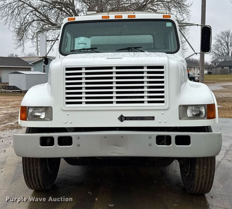 image for item EG7112 2001 International 4700 refuse truck