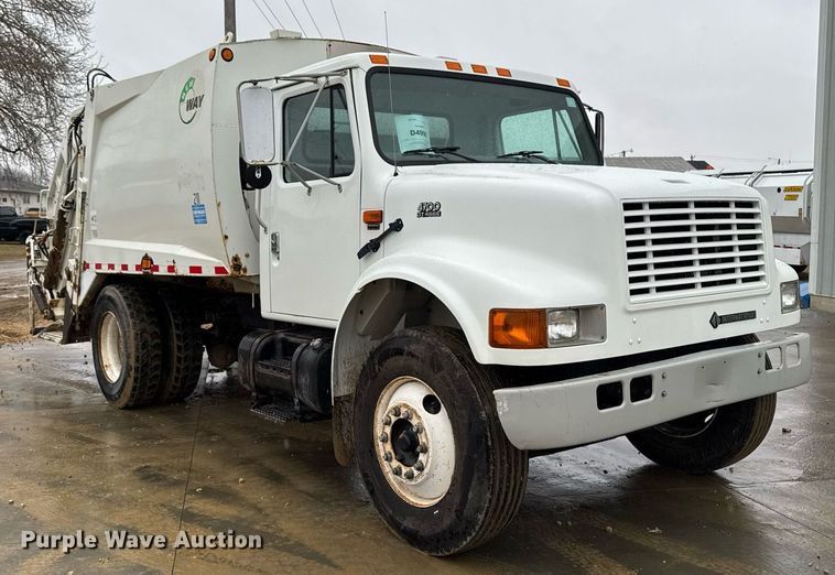 image for item EG7112 2001 International 4700 refuse truck