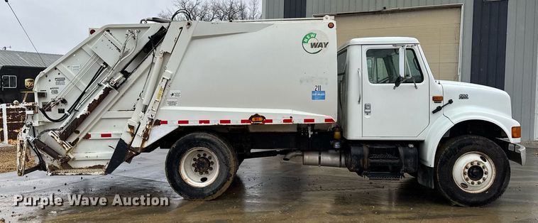 image for item EG7112 2001 International 4700 refuse truck