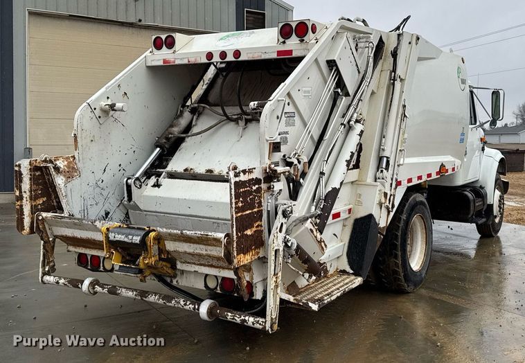 image for item EG7112 2001 International 4700 refuse truck