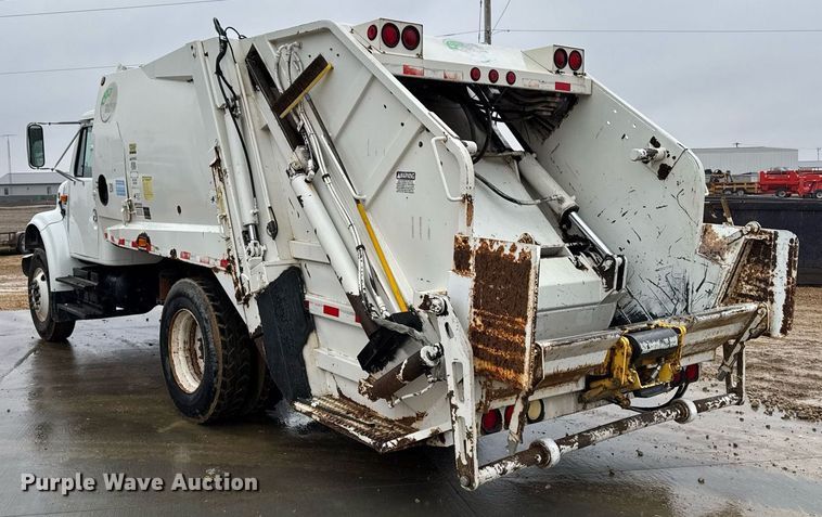 image for item EG7112 2001 International 4700 refuse truck