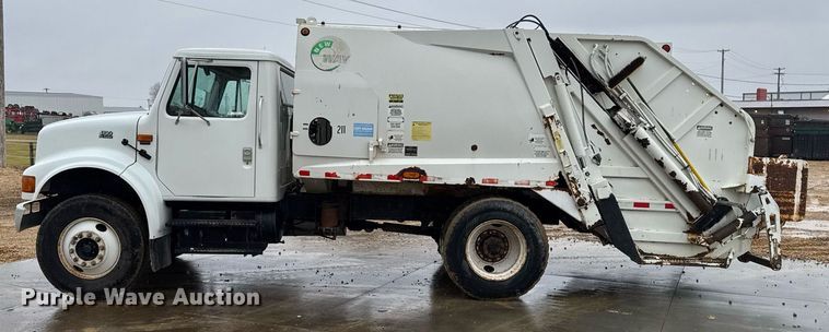 image for item EG7112 2001 International 4700 refuse truck