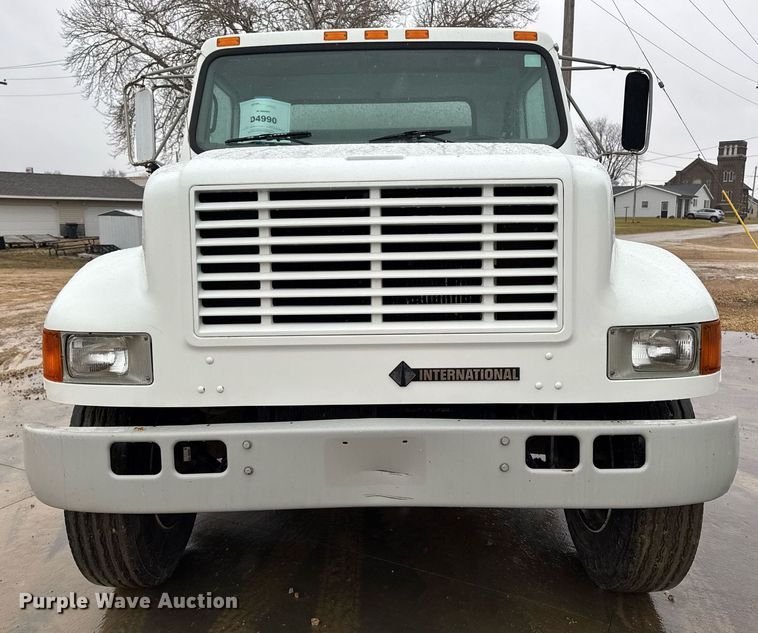 image for item EG7112 2001 International 4700 refuse truck