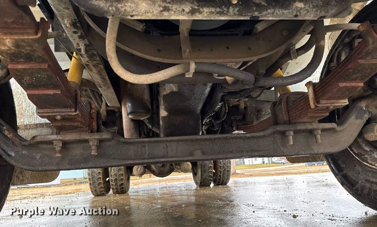 image for item EG7112 2001 International 4700 refuse truck