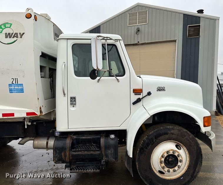 image for item EG7112 2001 International 4700 refuse truck