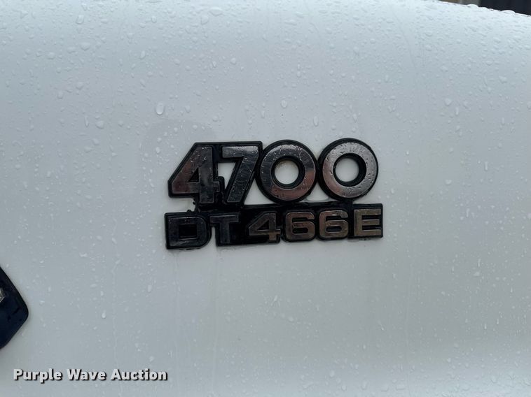 image for item EG7112 2001 International 4700 refuse truck