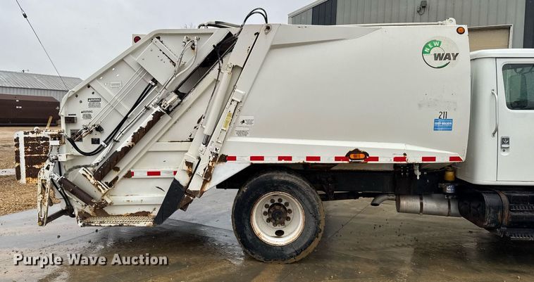 image for item EG7112 2001 International 4700 refuse truck