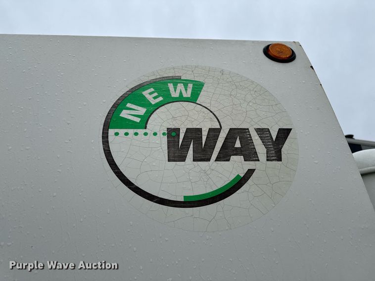 image for item EG7112 2001 International 4700 refuse truck