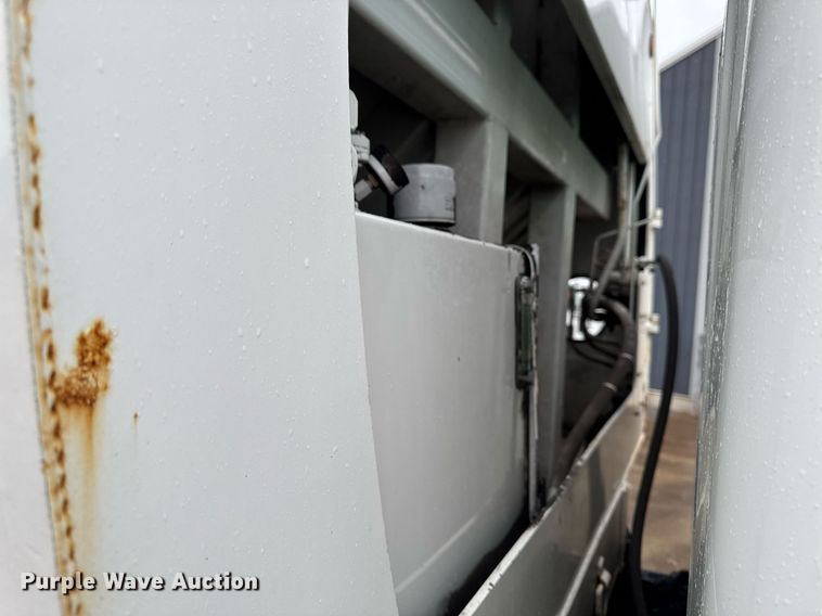 image for item EG7112 2001 International 4700 refuse truck