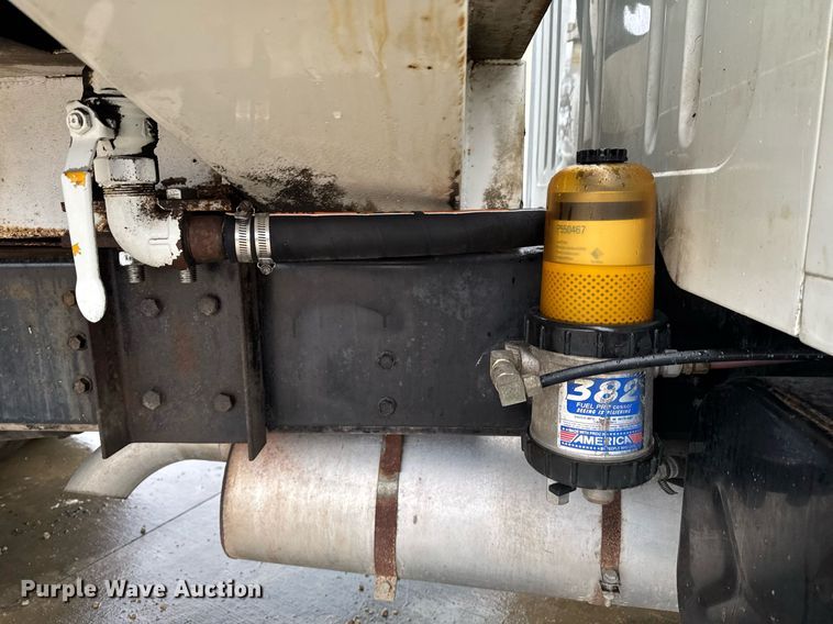 image for item EG7112 2001 International 4700 refuse truck