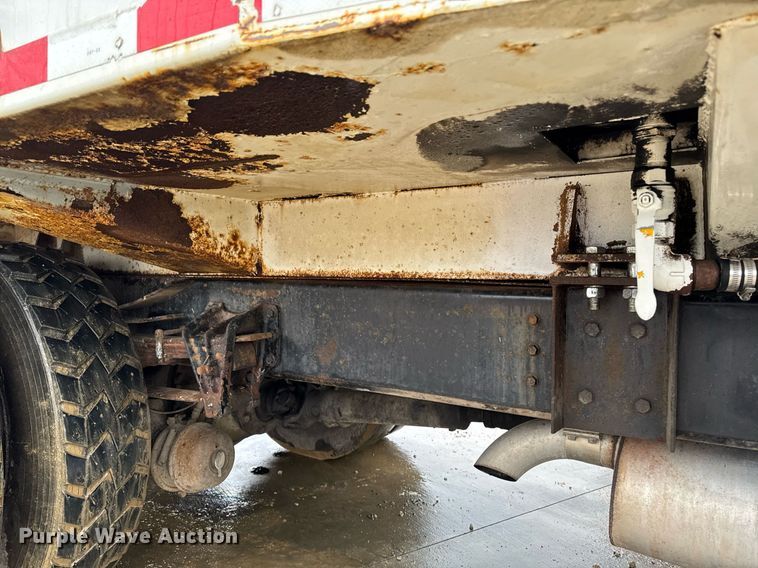 image for item EG7112 2001 International 4700 refuse truck