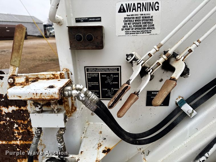 image for item EG7112 2001 International 4700 refuse truck