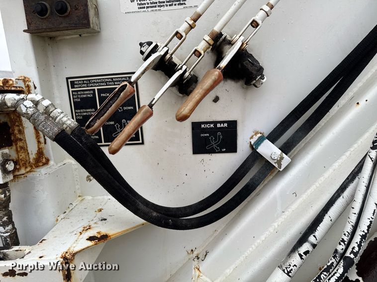 image for item EG7112 2001 International 4700 refuse truck