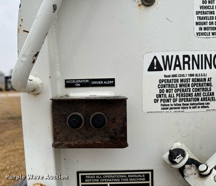 image for item EG7112 2001 International 4700 refuse truck