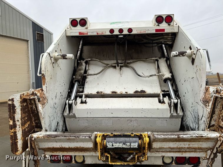 image for item EG7112 2001 International 4700 refuse truck