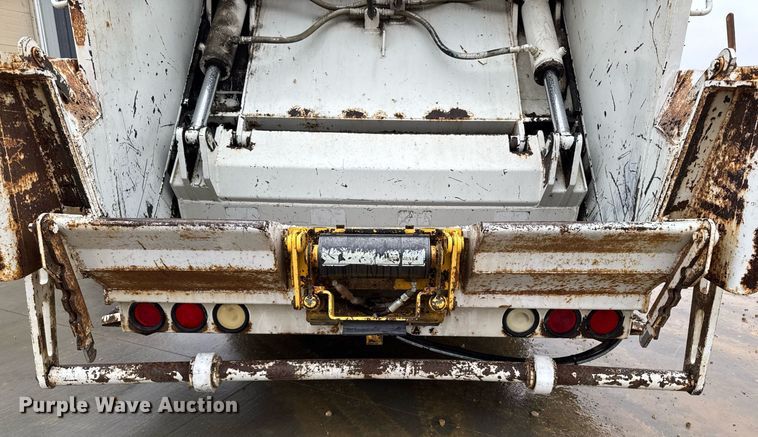 image for item EG7112 2001 International 4700 refuse truck