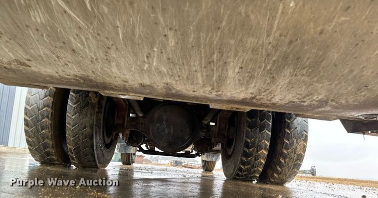 image for item EG7112 2001 International 4700 refuse truck