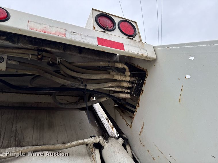 image for item EG7112 2001 International 4700 refuse truck