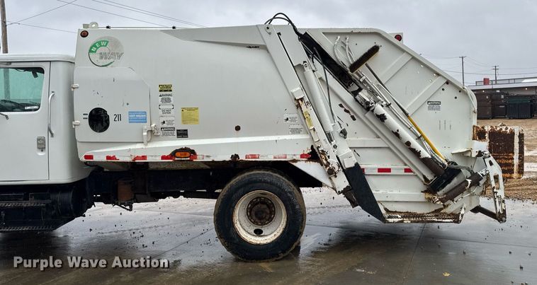 image for item EG7112 2001 International 4700 refuse truck
