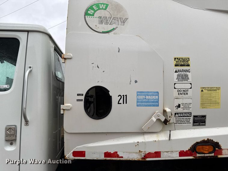 image for item EG7112 2001 International 4700 refuse truck