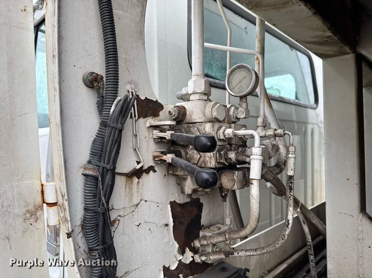 image for item EG7112 2001 International 4700 refuse truck