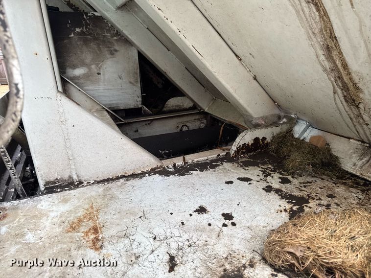 image for item EG7112 2001 International 4700 refuse truck