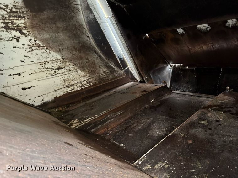 image for item EG7112 2001 International 4700 refuse truck