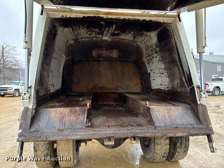 image for item EG7112 2001 International 4700 refuse truck