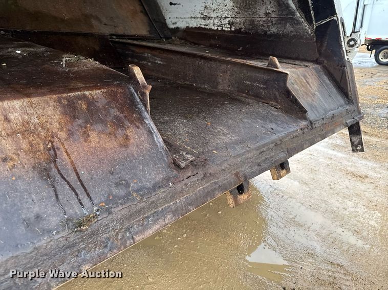 image for item EG7112 2001 International 4700 refuse truck