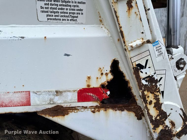 image for item EG7112 2001 International 4700 refuse truck