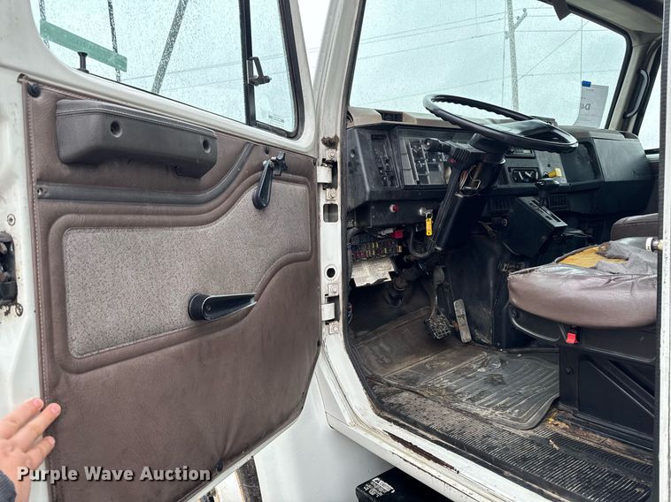 image for item EG7112 2001 International 4700 refuse truck