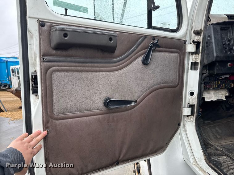 image for item EG7112 2001 International 4700 refuse truck