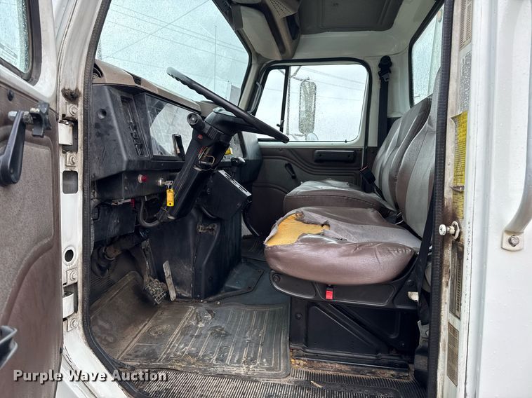 image for item EG7112 2001 International 4700 refuse truck