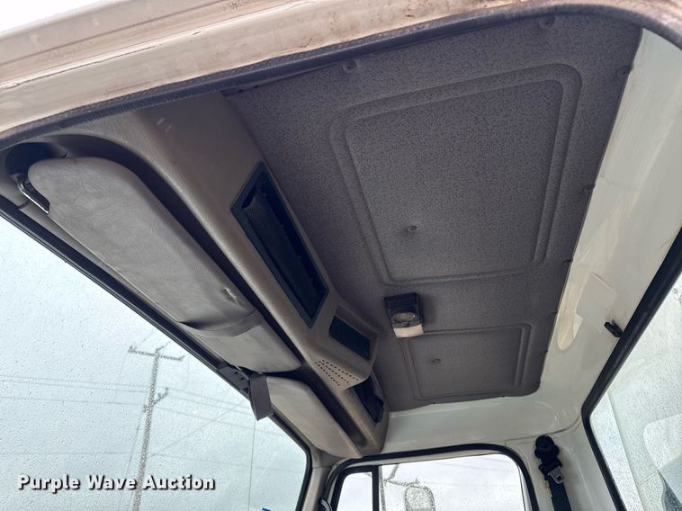 image for item EG7112 2001 International 4700 refuse truck