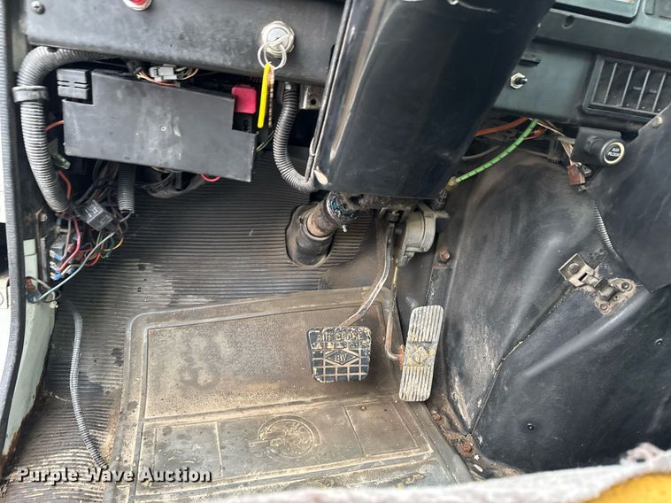 image for item EG7112 2001 International 4700 refuse truck