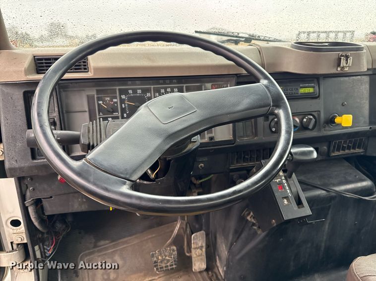 image for item EG7112 2001 International 4700 refuse truck