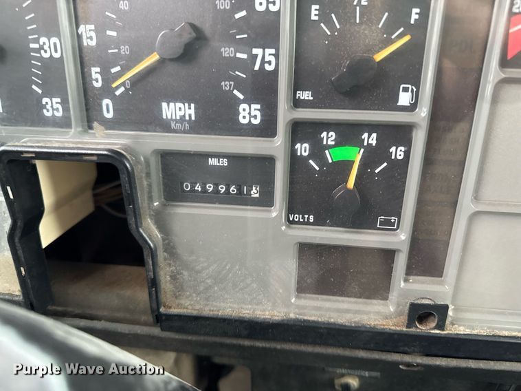 image for item EG7112 2001 International 4700 refuse truck