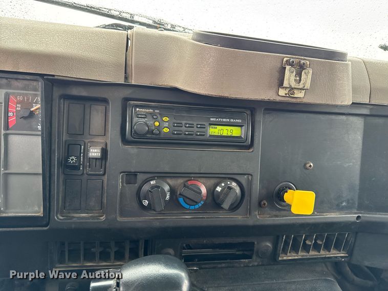 image for item EG7112 2001 International 4700 refuse truck