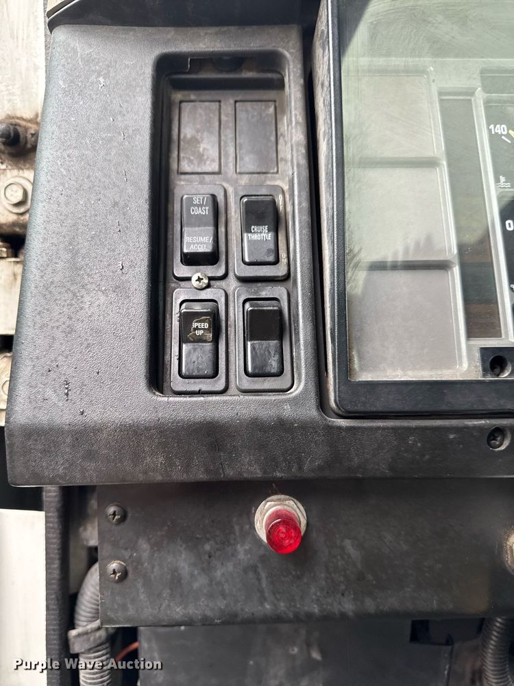 image for item EG7112 2001 International 4700 refuse truck