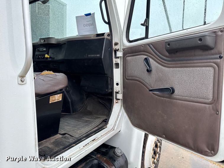 image for item EG7112 2001 International 4700 refuse truck