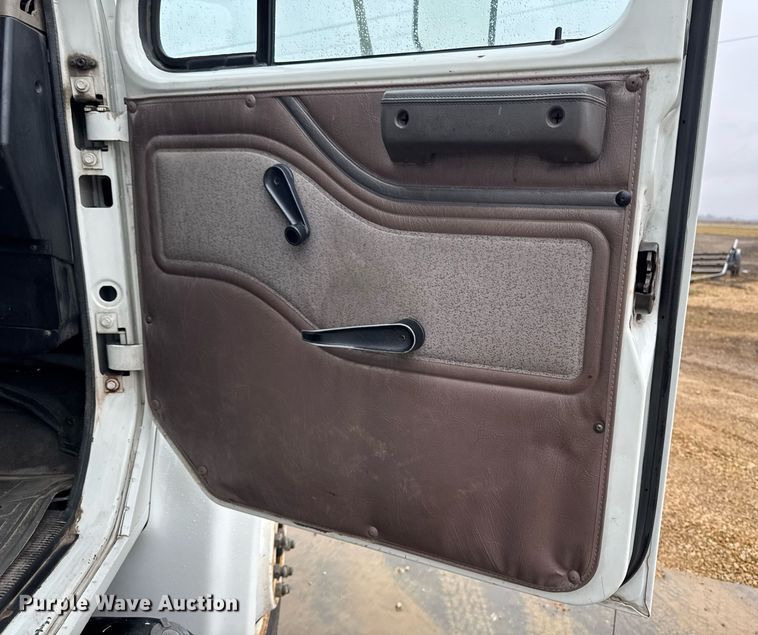 image for item EG7112 2001 International 4700 refuse truck