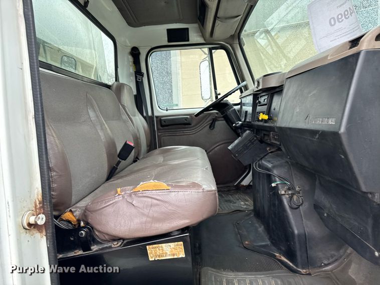 image for item EG7112 2001 International 4700 refuse truck