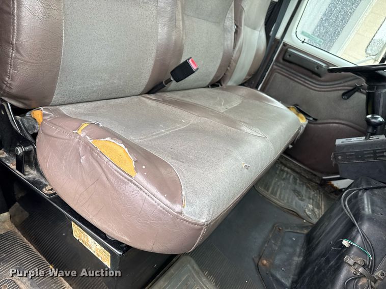 image for item EG7112 2001 International 4700 refuse truck