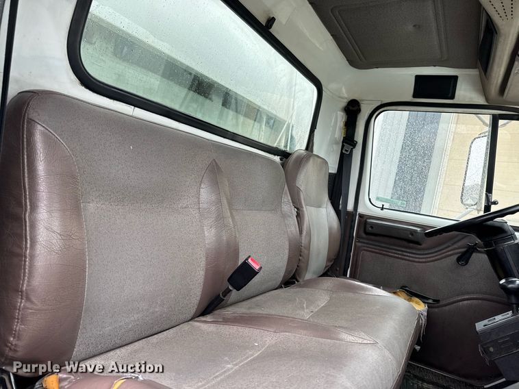 image for item EG7112 2001 International 4700 refuse truck