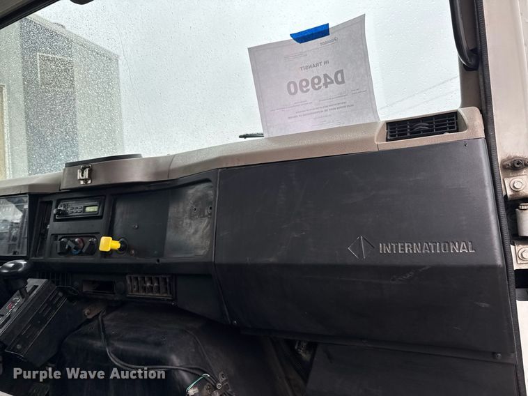 image for item EG7112 2001 International 4700 refuse truck