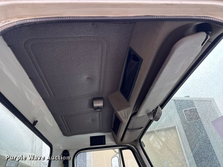 image for item EG7112 2001 International 4700 refuse truck