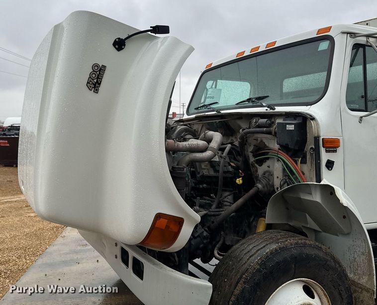 image for item EG7112 2001 International 4700 refuse truck