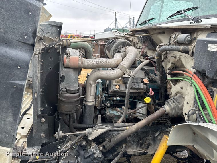 image for item EG7112 2001 International 4700 refuse truck