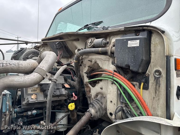 image for item EG7112 2001 International 4700 refuse truck