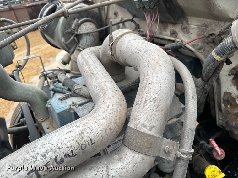 image for item EG7112 2001 International 4700 refuse truck